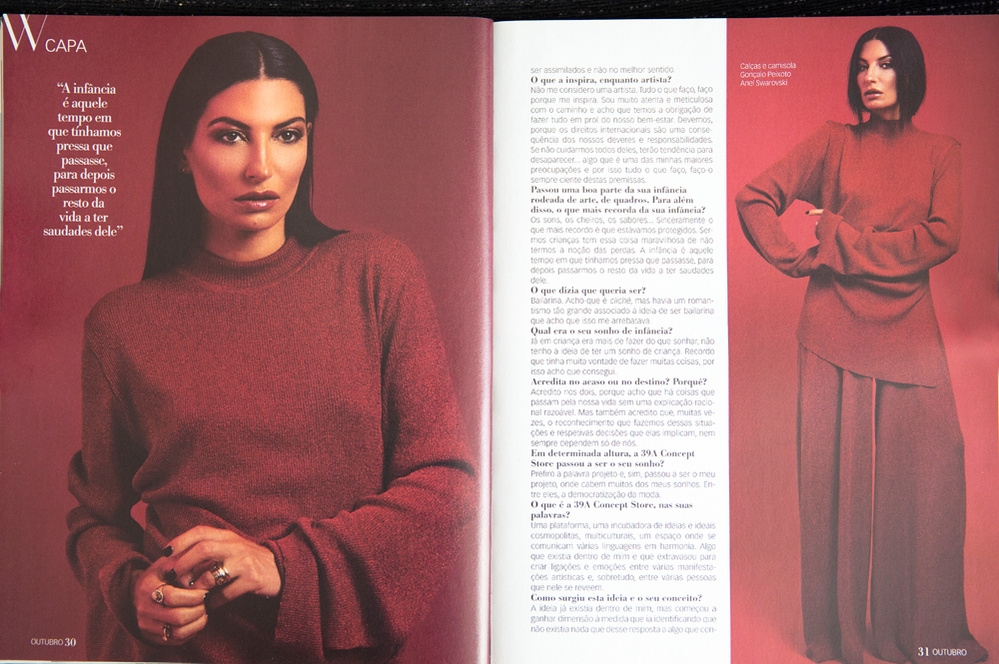 A woman in a red shirt is featured on the cover of LuxWoman Magazine.
Behind her, there are various images and articles in Portuguese about fashion.